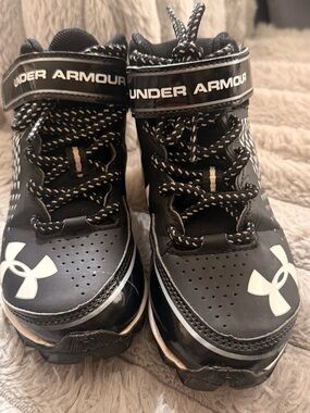 Kid’s Under Armour Black & White Football Pro Sport Cleats size: 13K